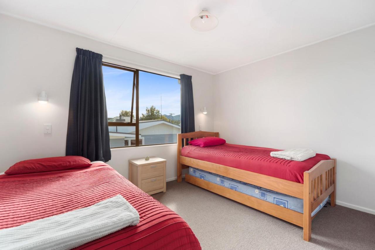 Rainbow Lake House - Lake Taupo Holiday Home Exteriör bild
